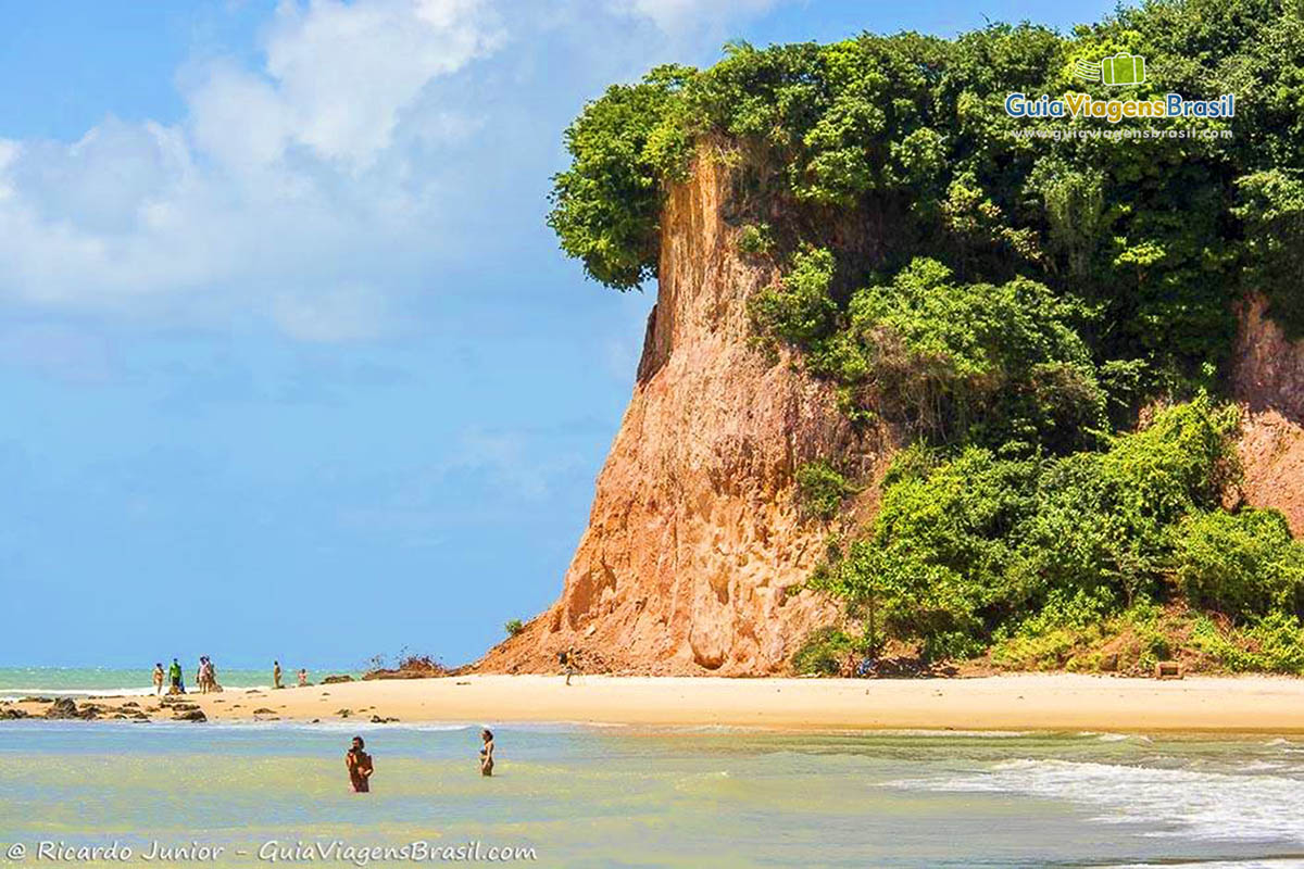 Imagem da praia sendo uma das belezas naturais que o Brasil proporciona aos seus visitantes.