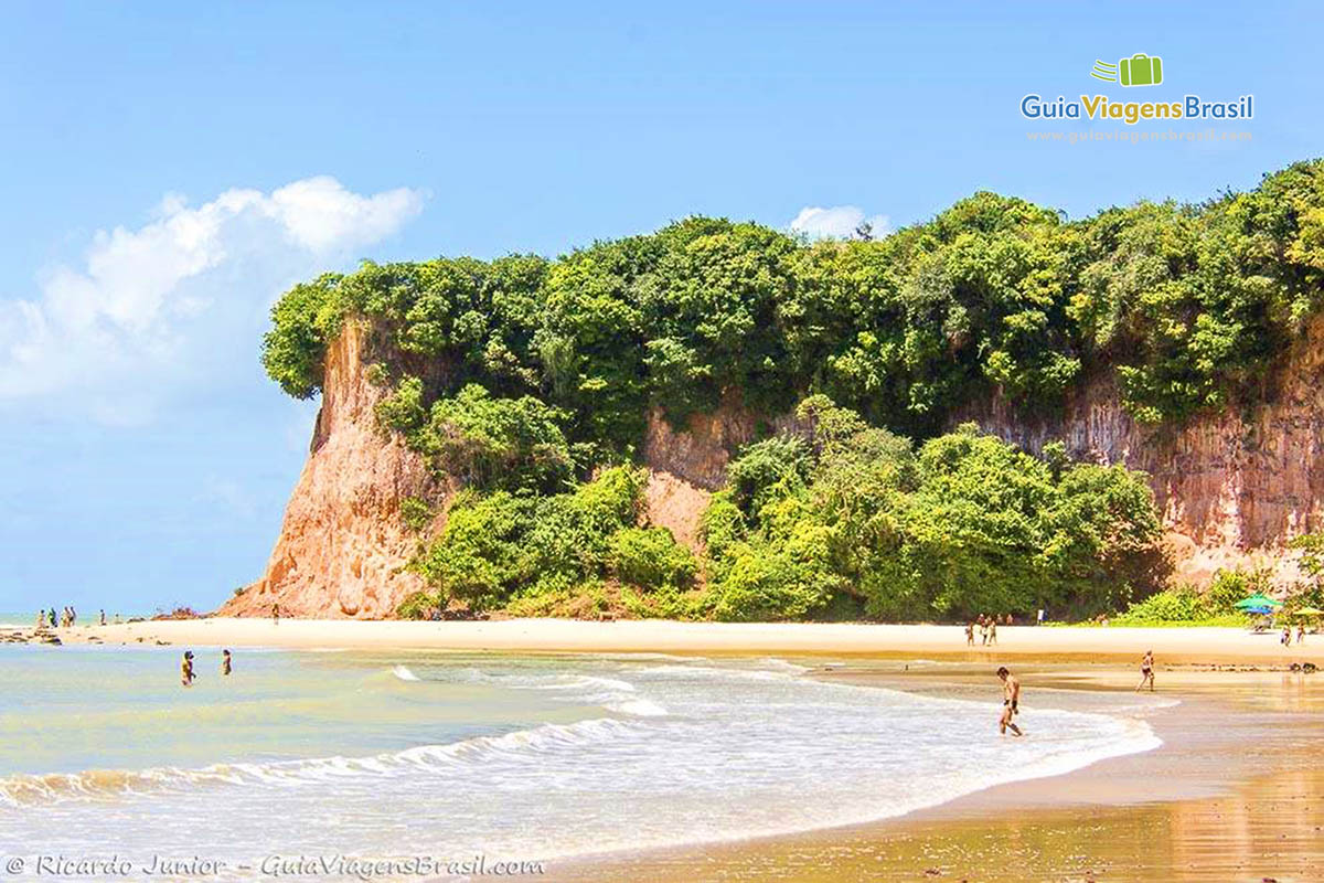 Imagem da exuberante Praia do Curral.