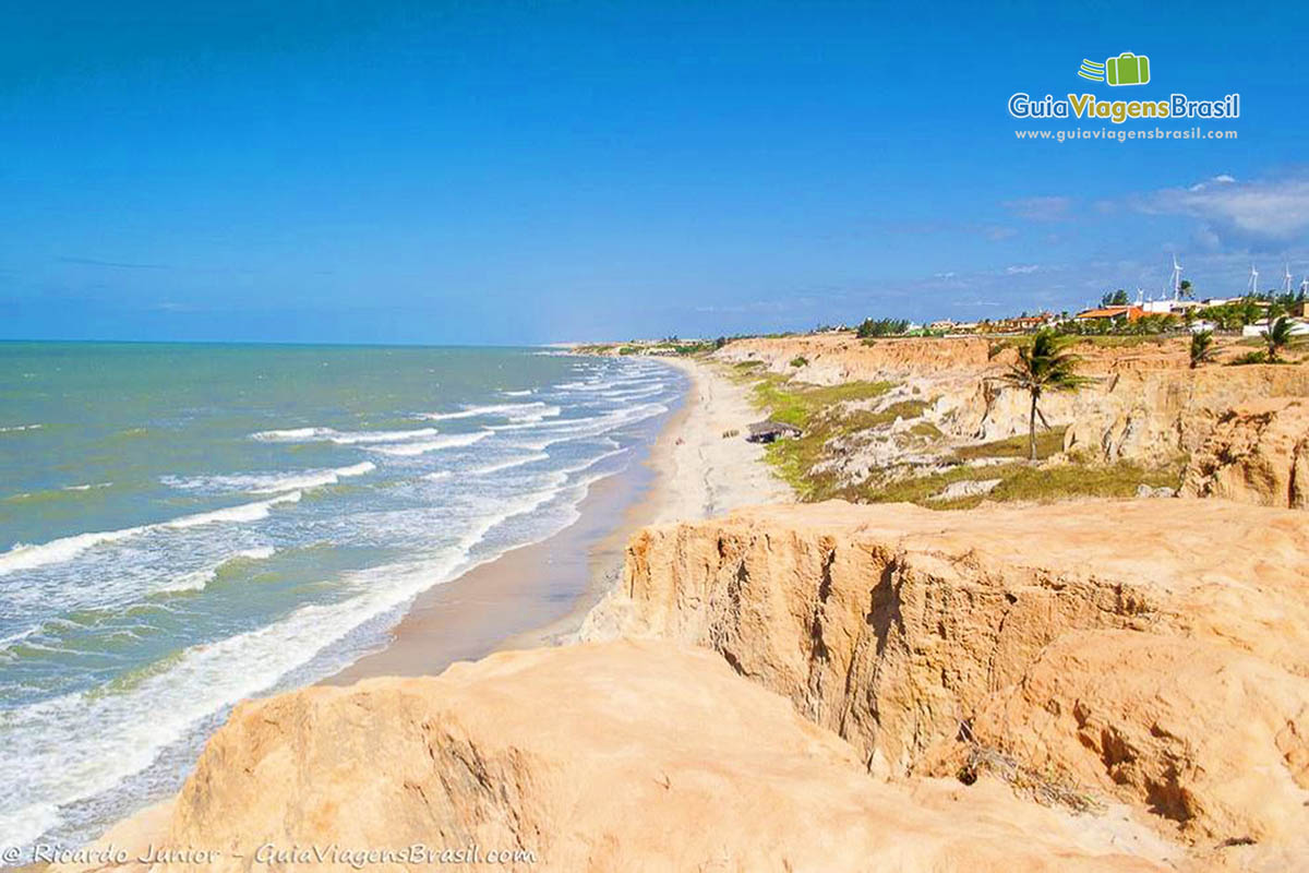 Imagem do alto da bela Praia do Diogo, em Beberibe.