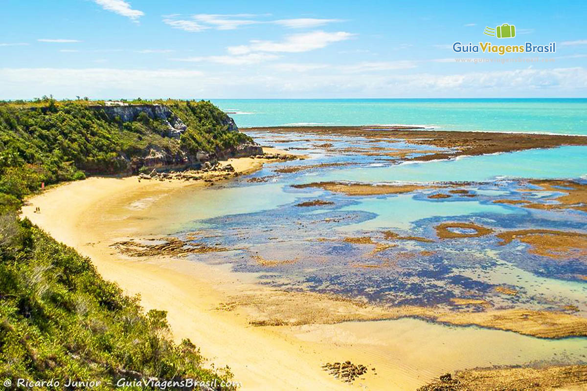 Imagem aérea das piscinas naturais da encantadora Praia do Espelho.