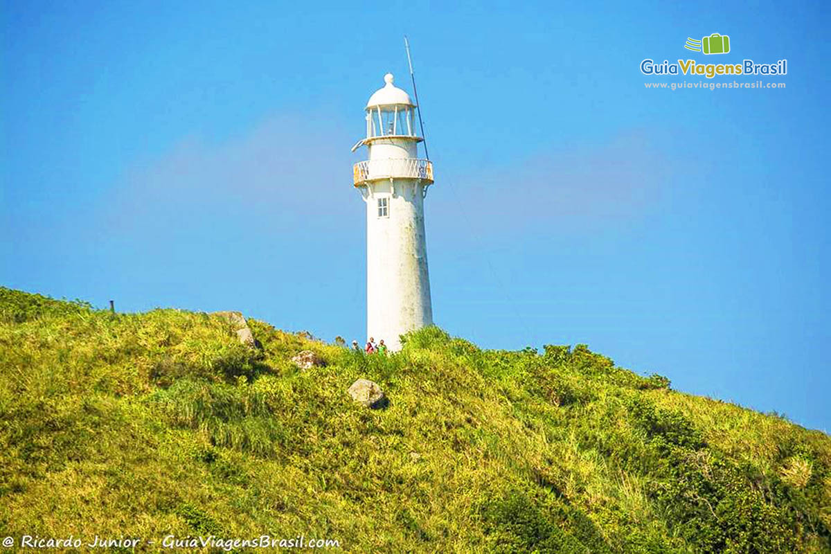 Imagem do Farol em cima do morro, na Praia do Farol, na Ilha do Mel, Paraná, Brasil.