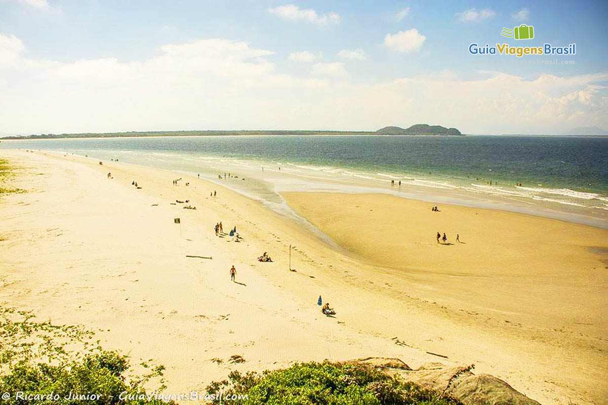 Imagem do alto da Praia do Farol, na Ilha do Mel, Paraná, Brasil.