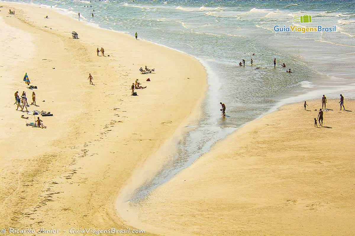 Imagem do alto da piscina natural, na Praia do Farol, na Ilha do Mel, Paraná, Brasil.