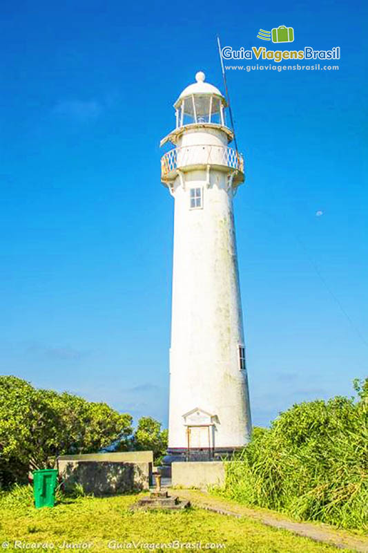 Imagem aproximada do Farol, da Praia do Farol, na Ilha do Mel, Paraná, Brasil.