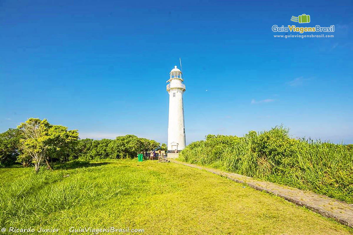 Imagem do Farol, na Praia do Farol, na Ilha do Mel, Paraná, Brasil.