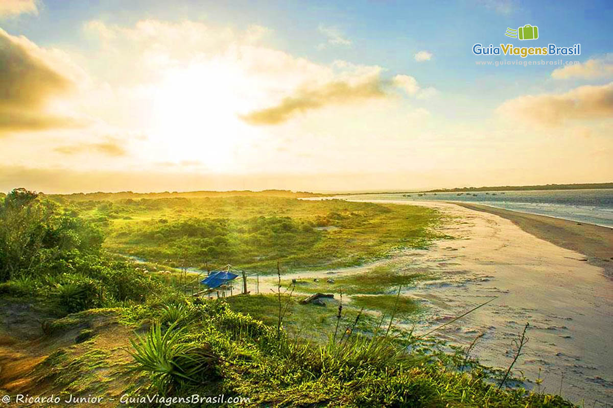 Imagem da tarde sossegada na Praia do Farol, na Ilha do Mel, Paraná, Brasil.