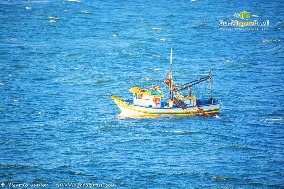 Imagem de barco de pescador nas águas da Praia do Farol, Ilha do Mel, Paraná, Brasil.