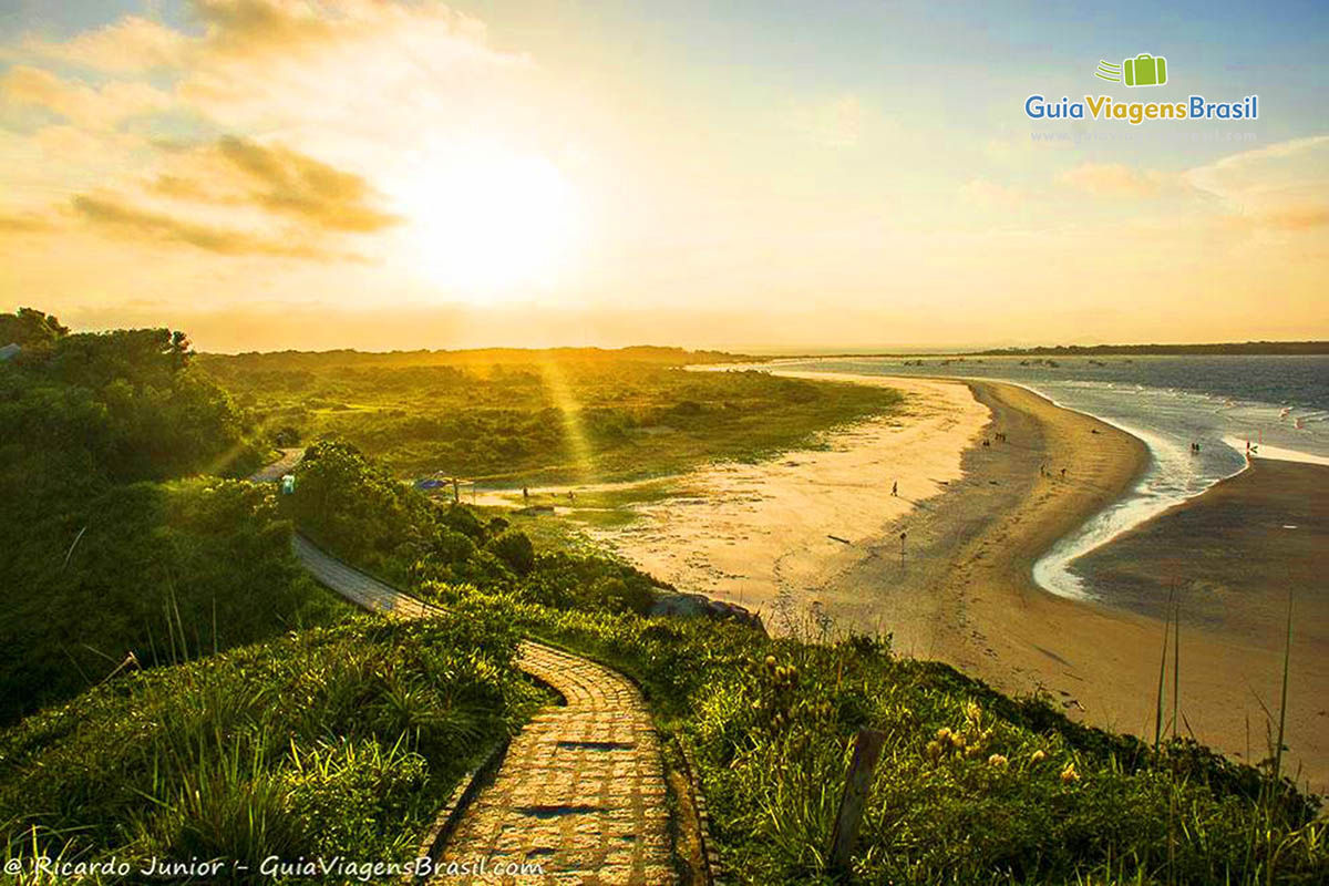 Imagem do caminho que vai para Farol, e um lindo pôr do sol, na Ilha do Mel, Paraná, Brasil.