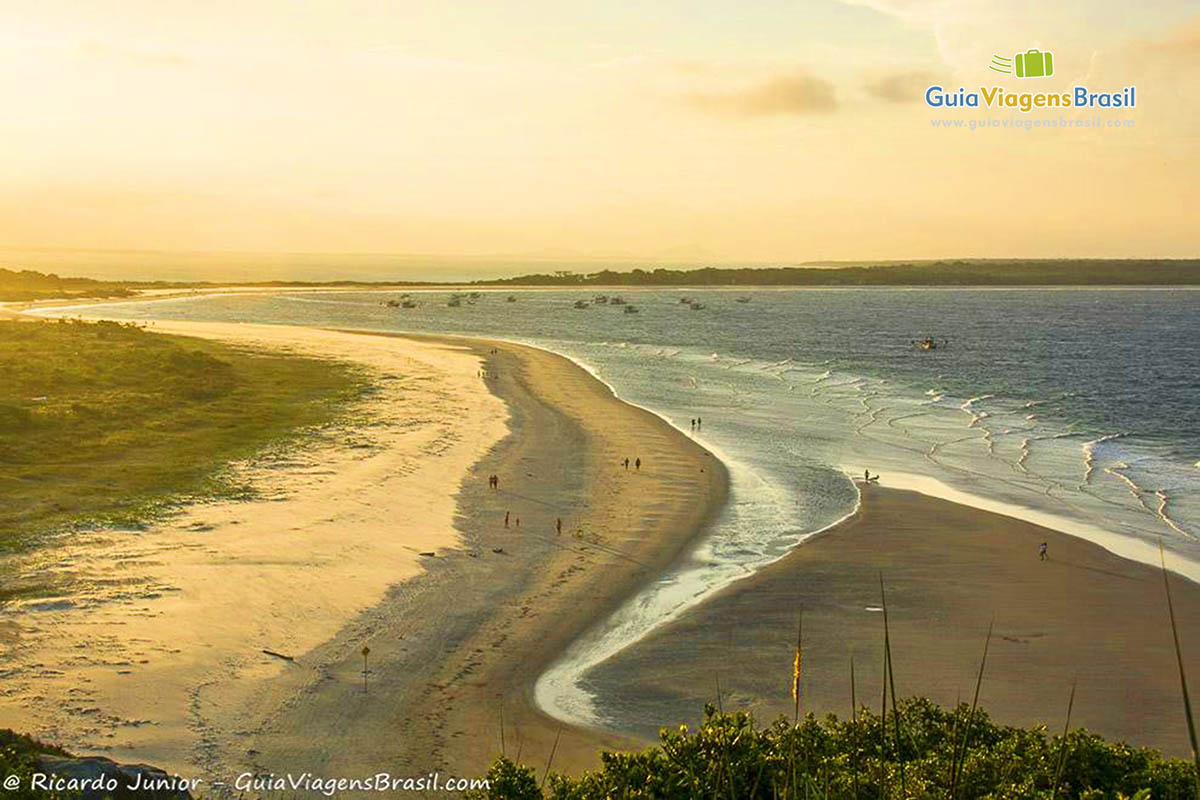 Imagem do alto e no início do entardecer, na Praia do Farol, na Ilha do Mel, Paraná, Brasil.