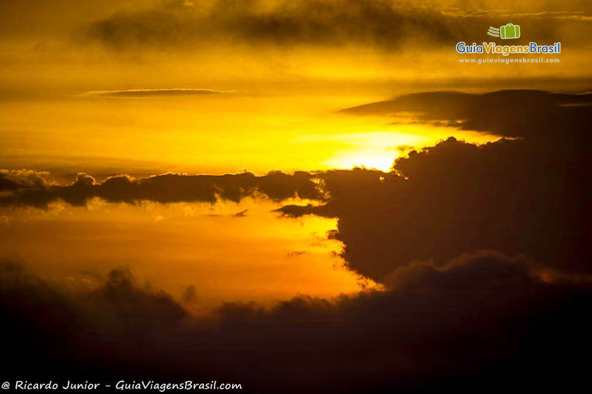 Imagem do pôr do sol, na Praia do Forte, Ilha do Mel, Paraná, Brasil.