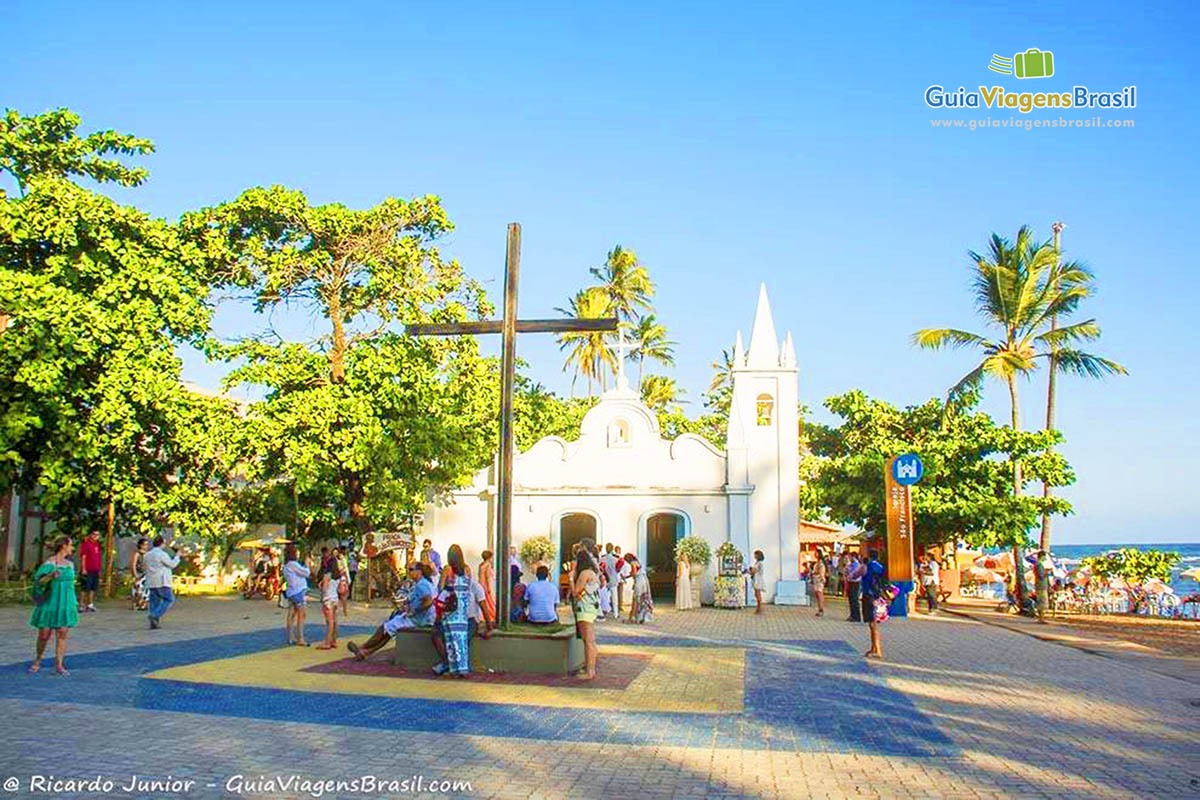 Imagem da igreja com crucifixo a frente, na Praia do Forte, Bahia.