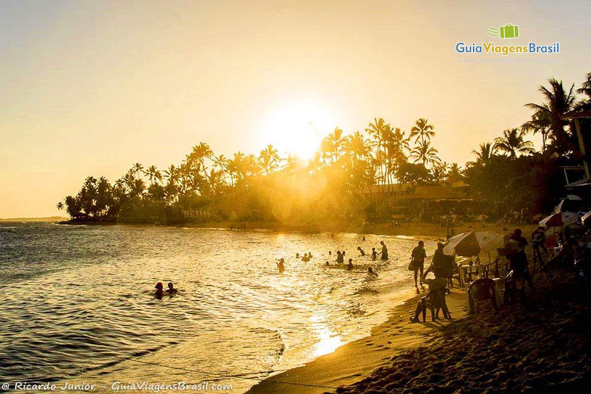 Imagem de uma belo entardecer na Praia do Forte.