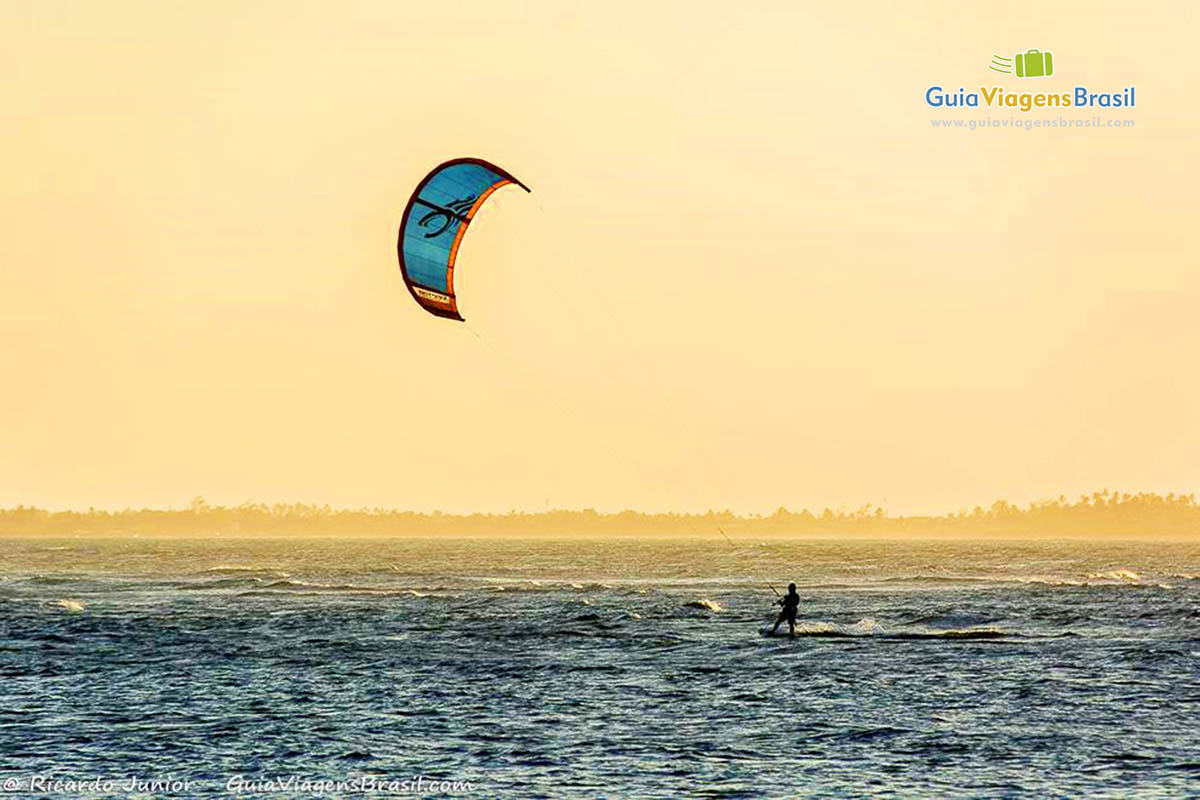 Imagem de Kite surf na Praia do Forte. 