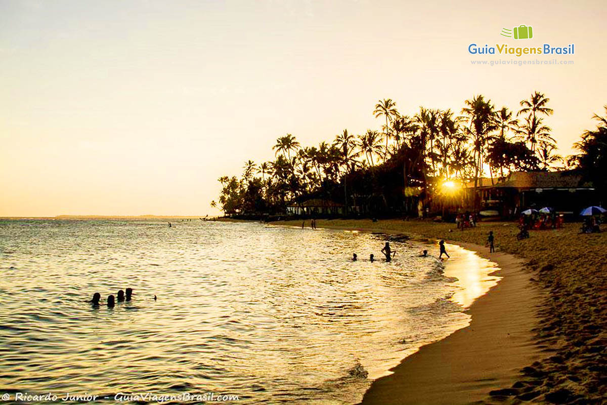 Imagem do lindo entardecer na Praia do Forte.