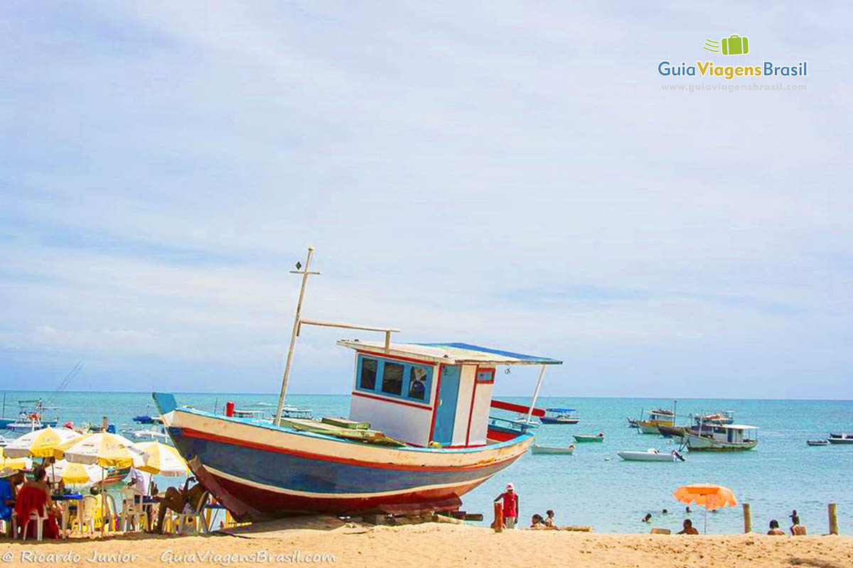 Imagem de barco de pescador na areia da Praia do Forte.