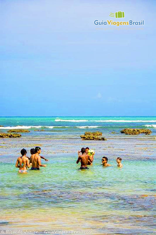 Imagem de crianças na piscina natural da Praia do Forte.
