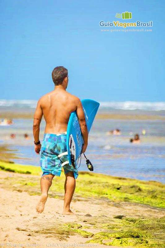 Imagem de surfista analisando o as ondas.