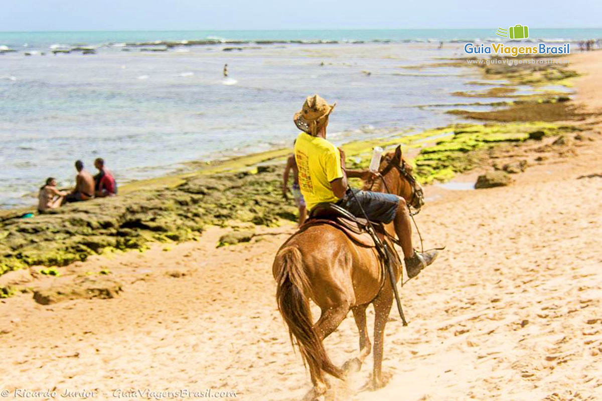 Imagem de nativo andando a cavalo.