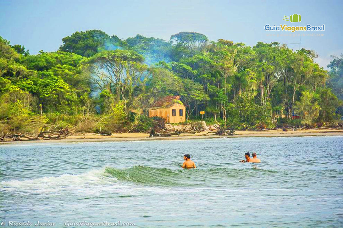 Imagem de turistas nadando na Praia do Forte de Nossa Senhora dos Prazeres, na Ilha do Mel, Paraná, Brasil.