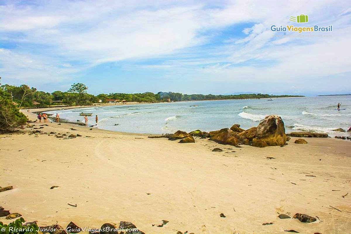 Imagem de toda extensão da Praia do Forte de Nossa Senhora dos Prazeres, na Ilha do Mel, Paraná, Brasil.