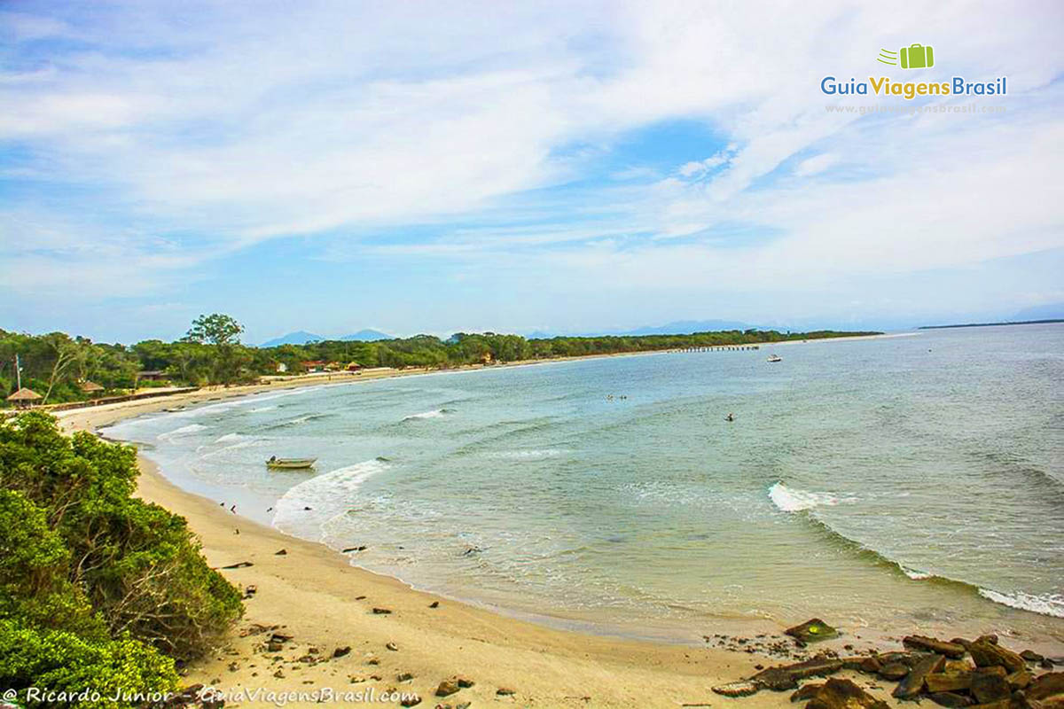 Imagem do alto da Praia do Forte de Nossa Senhora dos Prazeres, na Ilha do Mel, Paraná, Brasil.