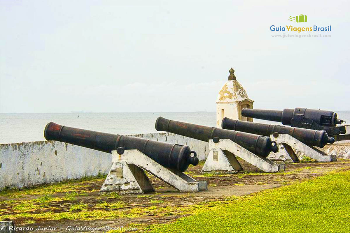 Imagem de vários canhões voltados para o mar, na Ilha do Mel, Paraná, Brasil.