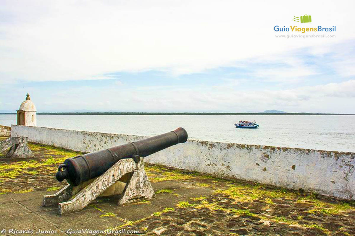Imagem dos canhões e do mar da Praia do Forte de Nossa Senhora dos Prazeres, na Ilha do Mel, Paraná, Brasil.