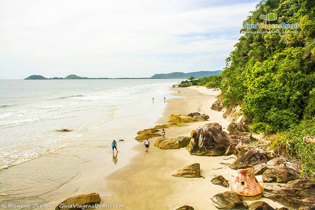 Imagem da pequena Praia do Forte de Nossa Senhora dos Prazeres, na Ilha do Mel, Paraná, Brasil.