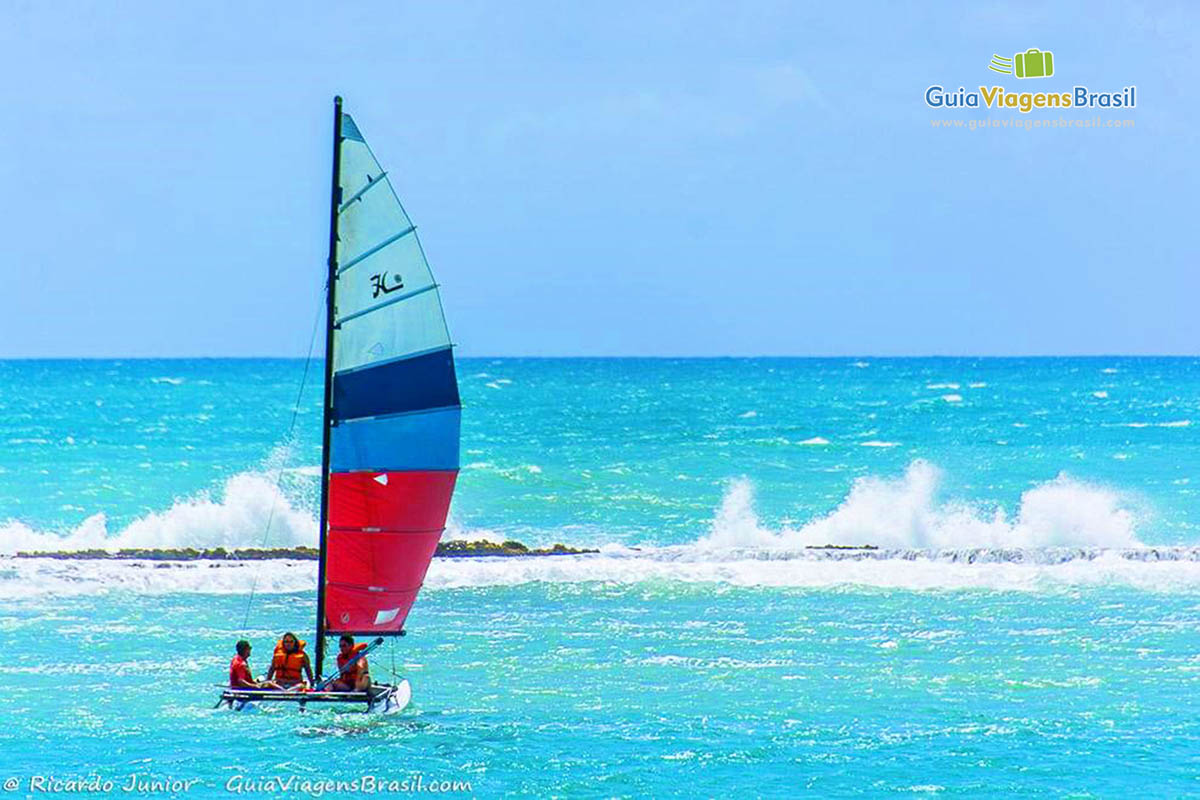 Imagem de turista no barco a vela na Praia do Frances, em Maceió, Alagoas, Brasil.