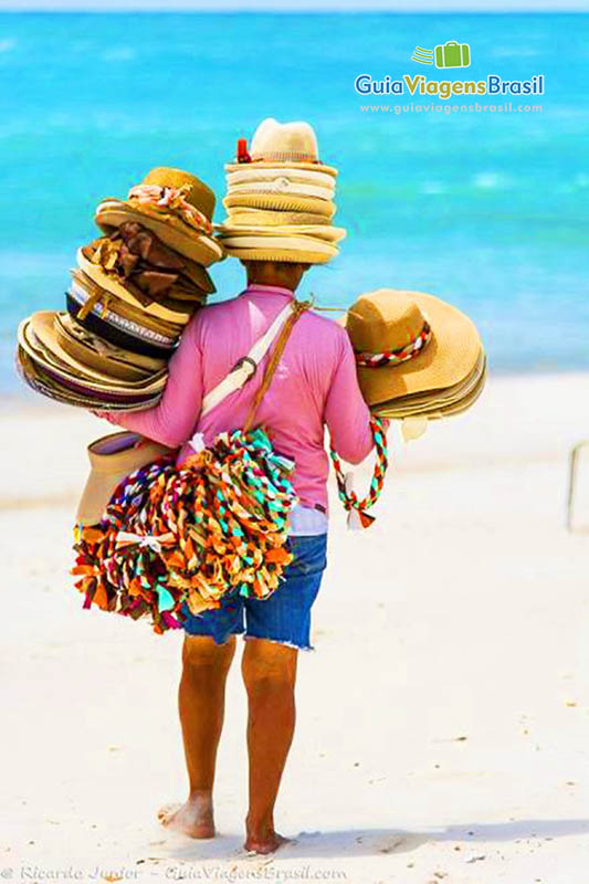 Imagem de vendedor ambulante na Praia do Frances, em Maceió, Alagoas, Brasil.