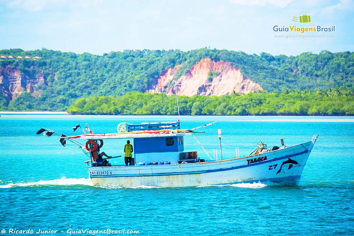 Imagem de barco de pescador em alto mar na Praia do Gunga, em Maceió, Alagoas, Brasil.