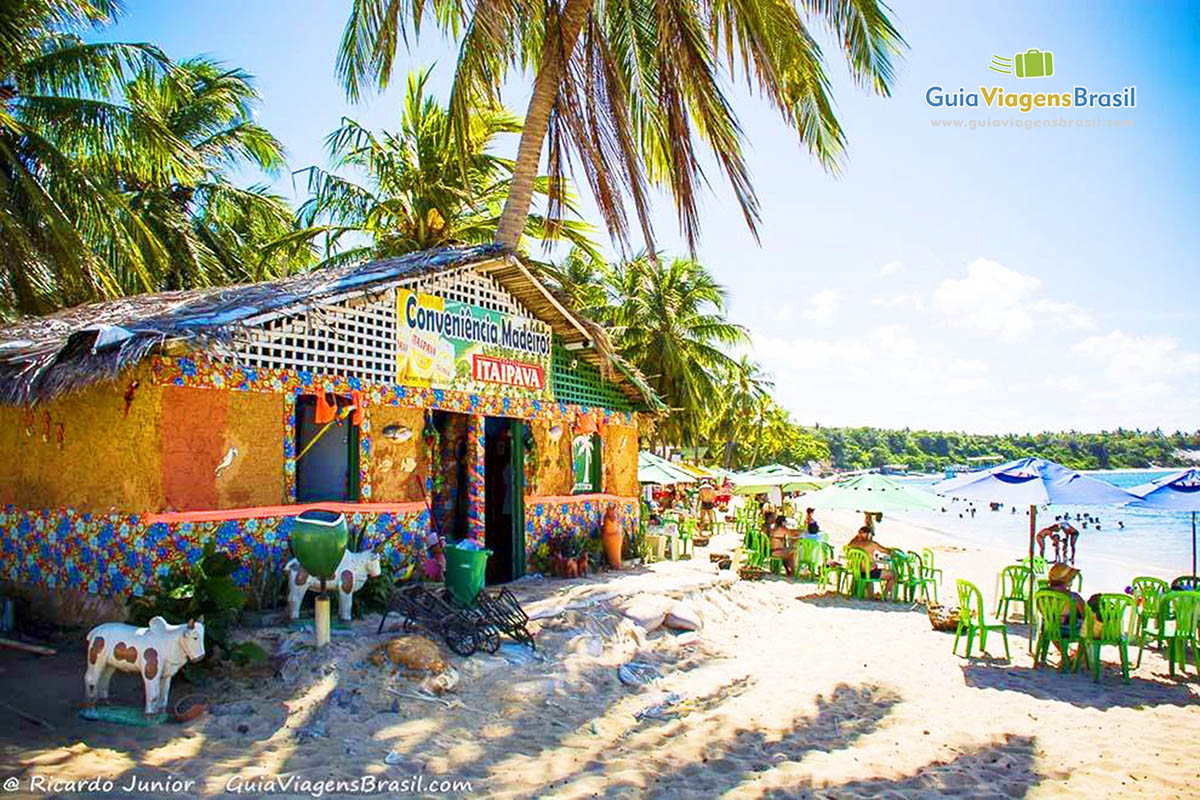 Imagem de quiosque na Praia do Gunga, em Maceió, Alagoas, Brasil.