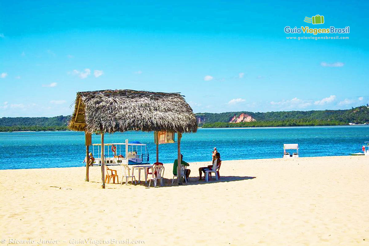 Imagem de uma oca para turistas aproveitar a sombra na Praia do Gunga, em Maceió, Alagoas, Brasil.