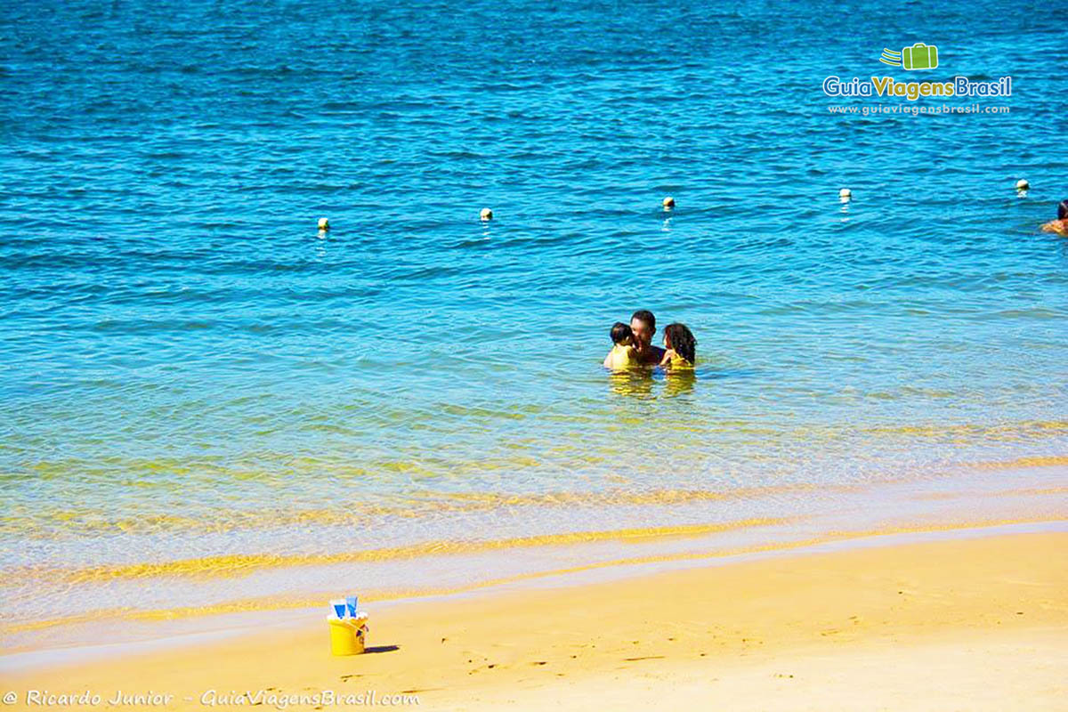 Imagem de crianças com o pai brincando na piscina natural da Praia do Gunga, em Maceió, Alagoas, Brasil.