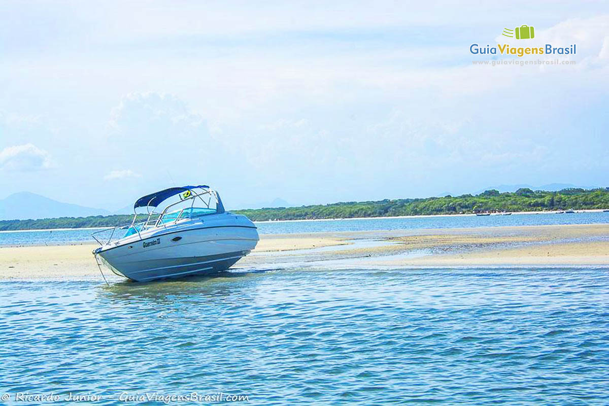 Imagem de uma lancha na Praia do Istmo, na Ilha do Mel, Paraná, Brasil.