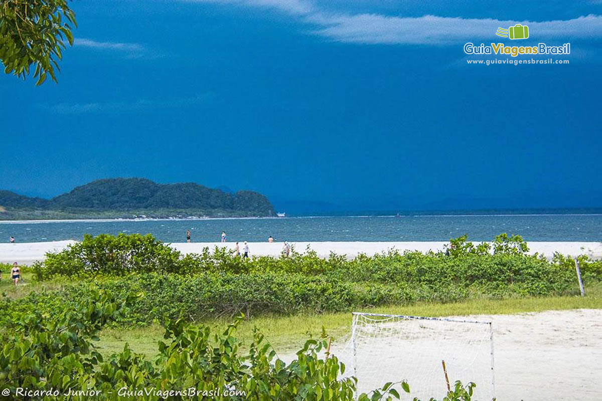 Imagem da Praia do Istmo, que possui vasta faixa de areias claras, na Ilha do Mel, Paraná, Brasil.