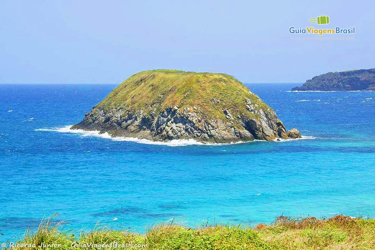 Imagem do mar calmo e lindo da Praia do Leão, em Fernando de Noronha, Pernambuco, Brasil.