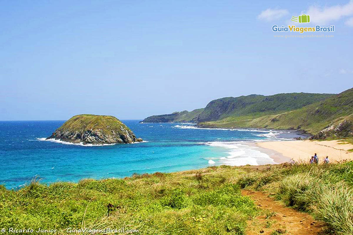 Imagem da Praia do Leão, fim da trilha e vista da bela praia, em Fernando de Noronha, Pernambuco, Brasil.