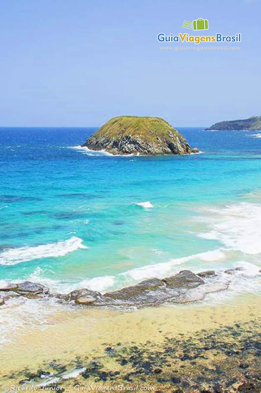 Imagem das belas águas da Praia do Leão, em Fernando de Noronha, Pernambuco, Brasil.