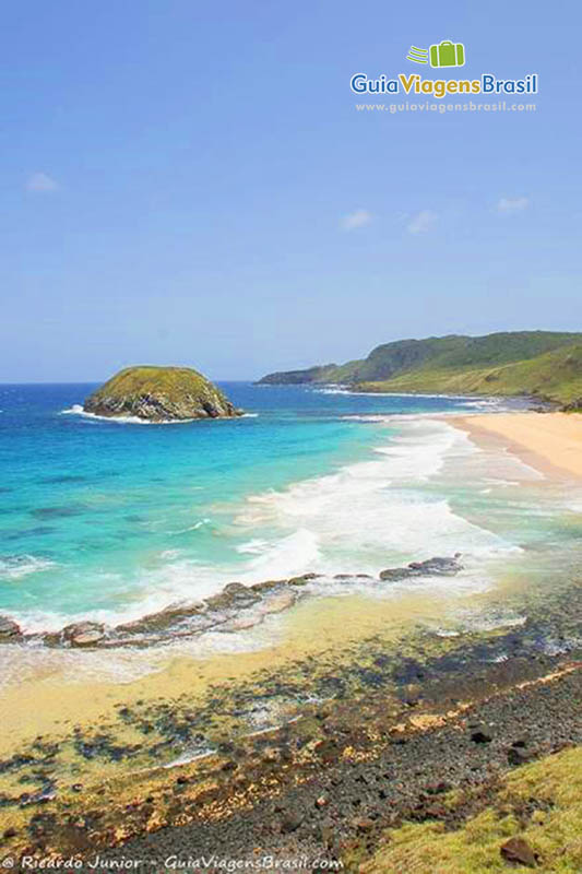 Imagem das águas cristalinas da Praia do Leão, em Fernando de Noronha, Pernambuco, Brasil.