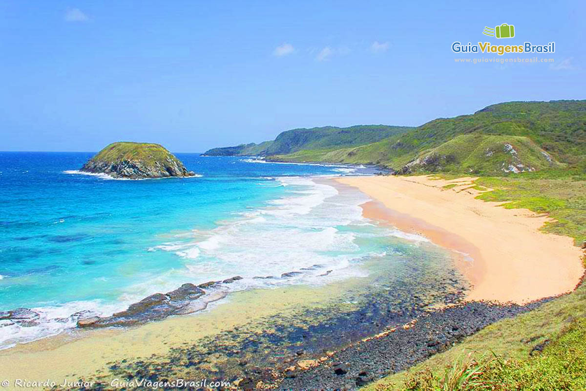 Imagem da Praia do Leão, privacidade total para seus visitantes, em Fernando de Noronha, Pernambuco, Brasil.