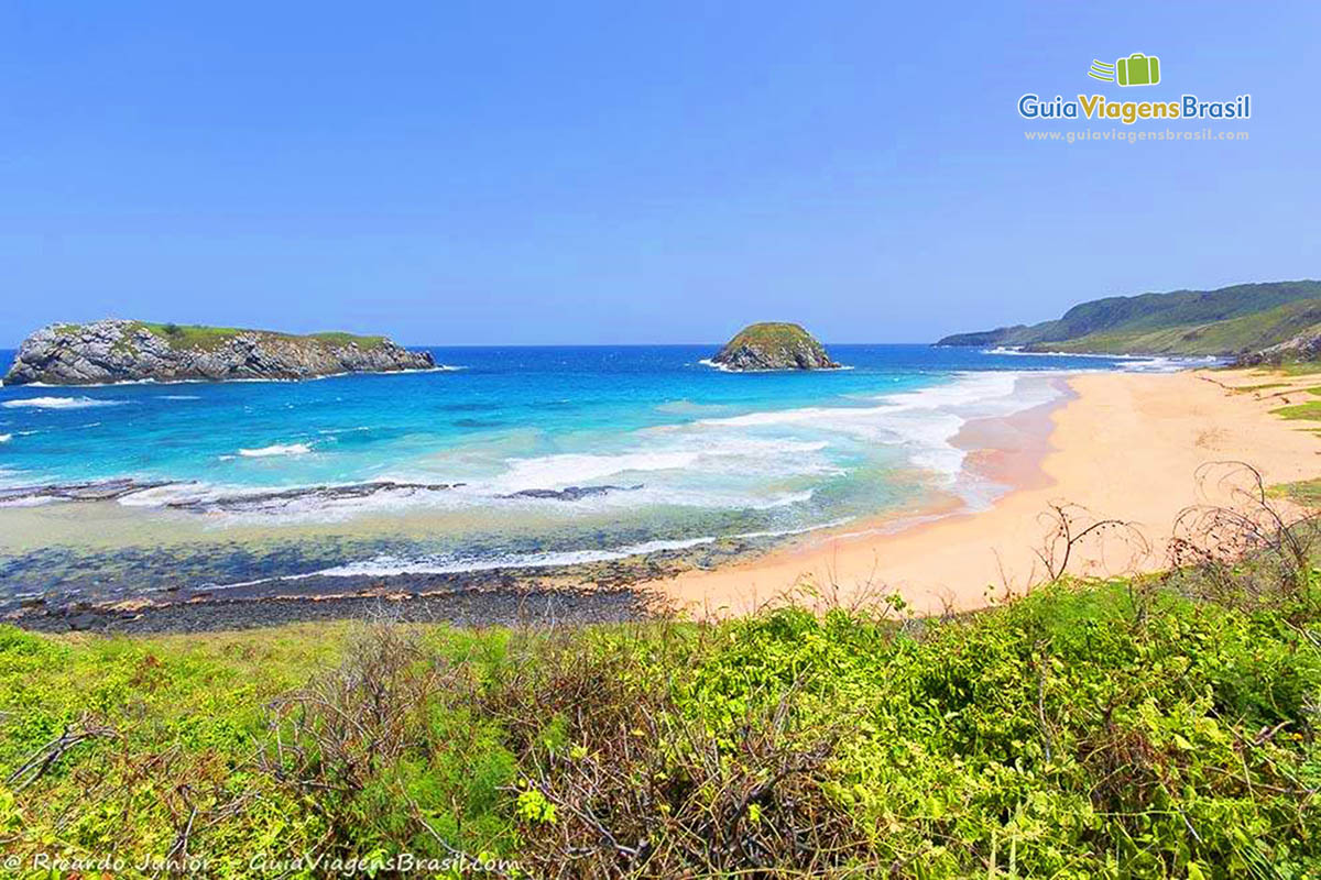 Imagem da chegada na Praia do Leão, em Fernando de Noronha, Pernambuco, Brasil.