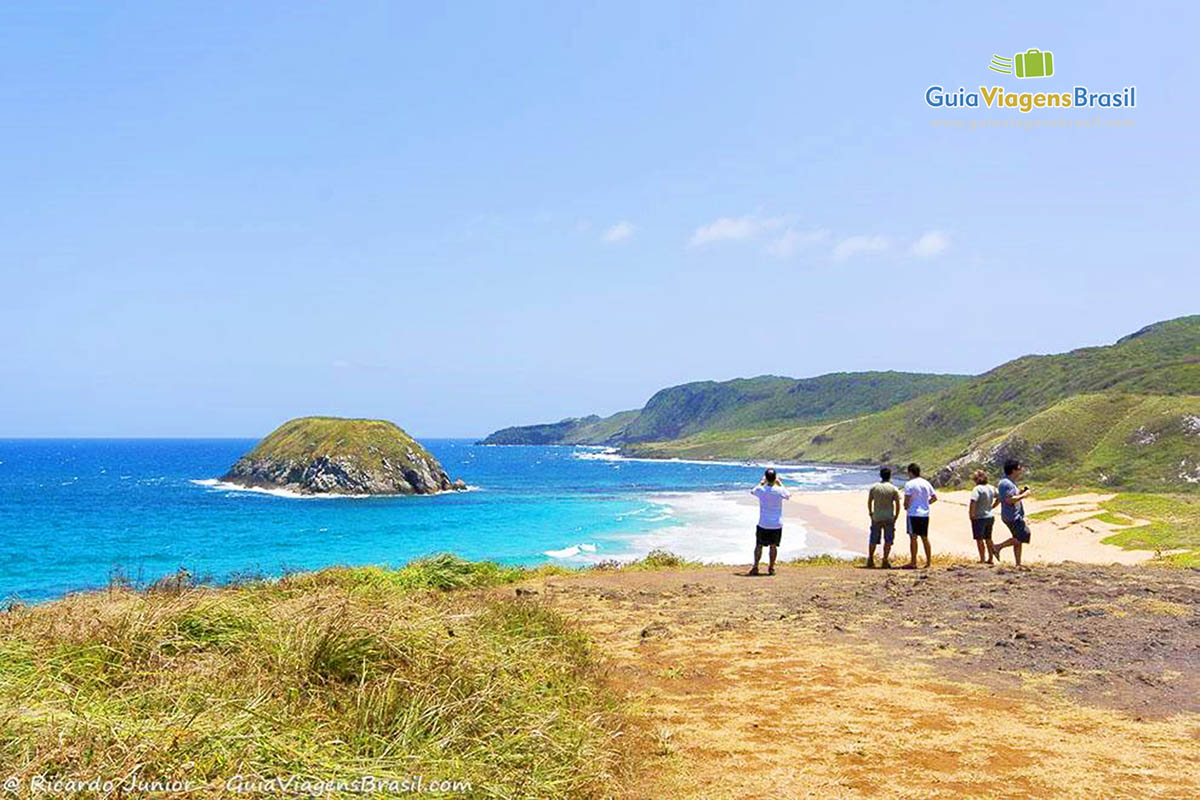 Imagem da Praia do Leão vista de um mirante, em Fernando de Noronha, Pernambuco, Brasil.