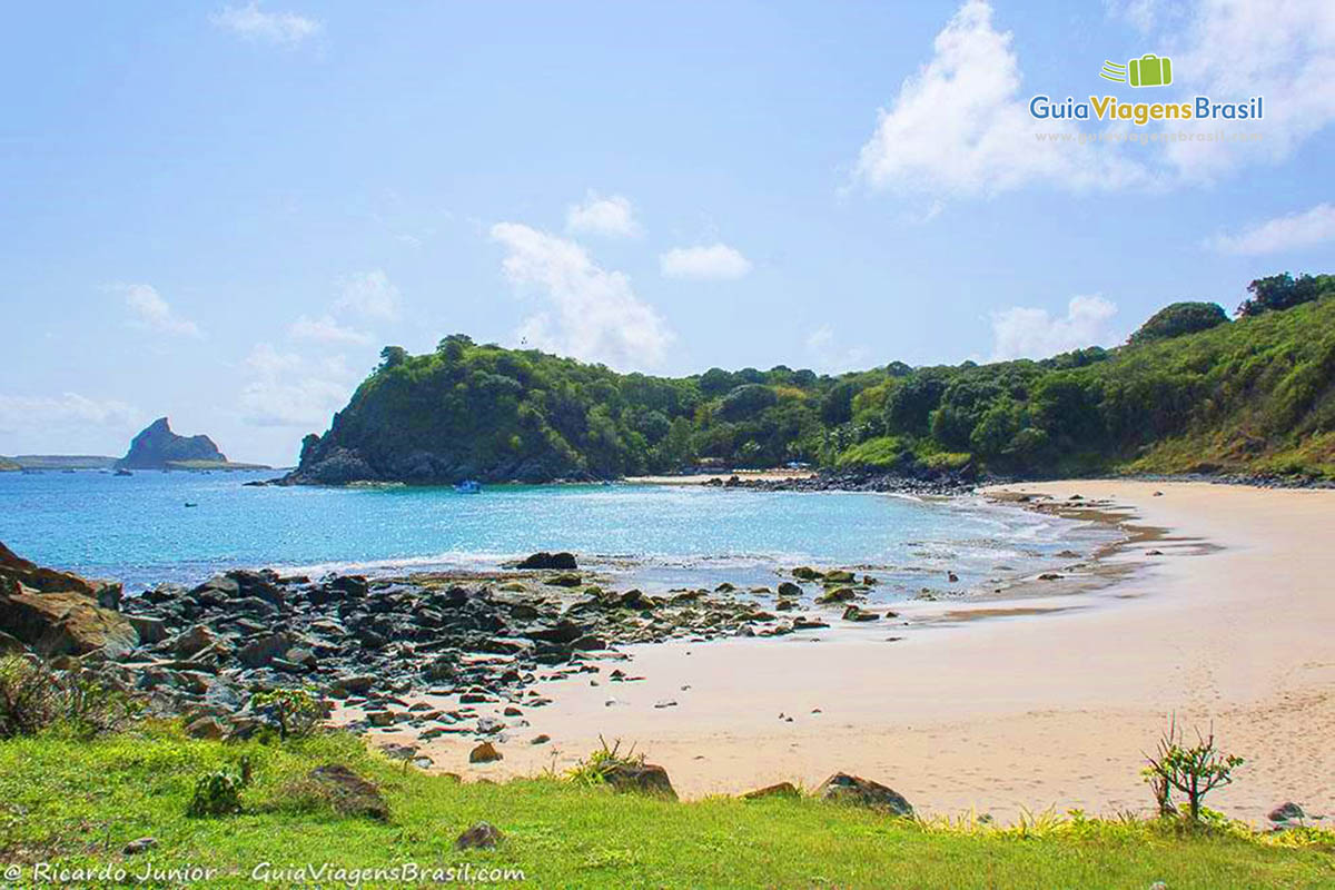 Imagem de toda extensão da Praia do Meio, em Fernando de Noronha, Pernambuco, Brasil.