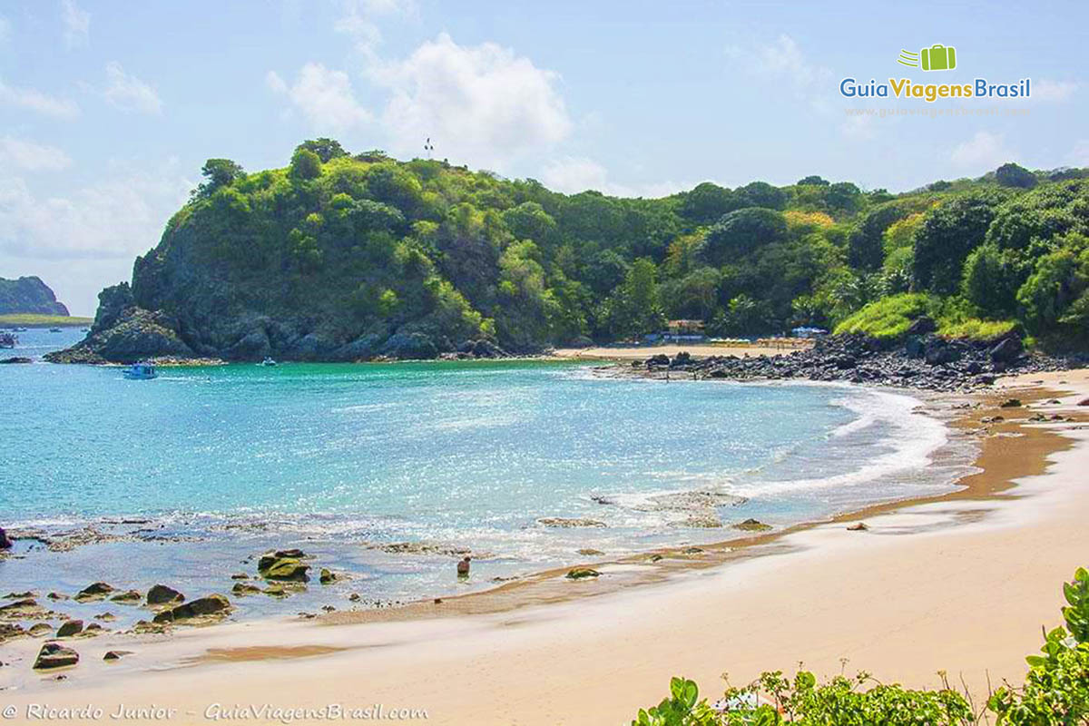 Imagem da belíssima Praia do Meio, em Fernando de Noronha, Pernambuco, Brasil.