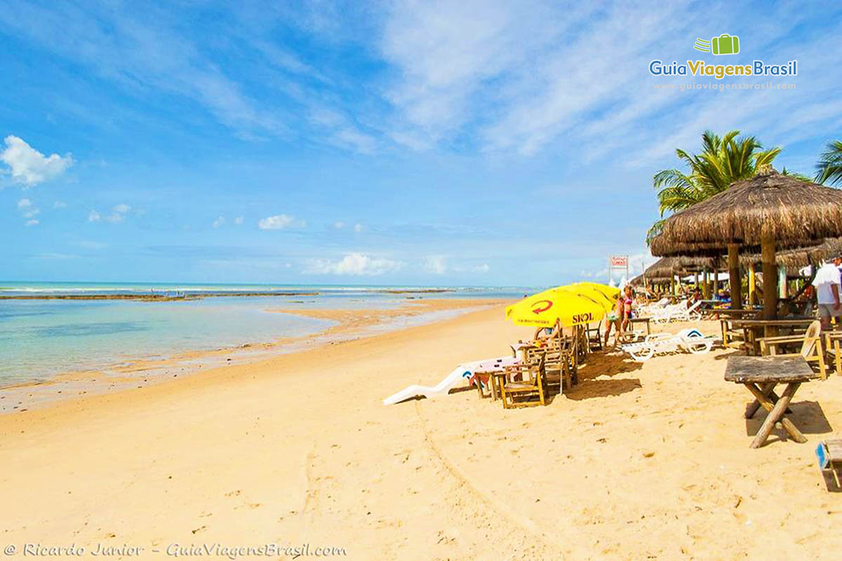 Imagem de cadeiras para deitar e guarda sol na Praia do Mucugê.