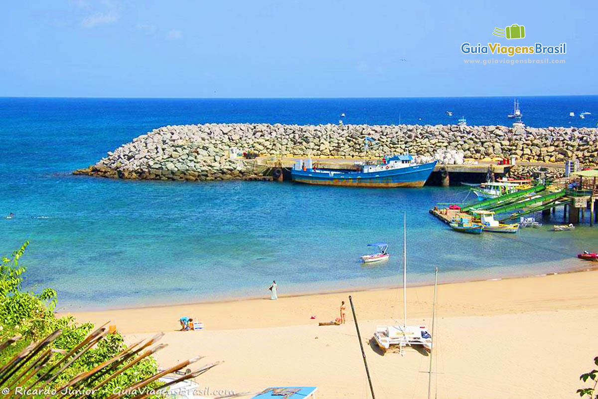 Imagem de vários barcos pequenos parado no Porto de Santo Antônio, em Fernando de Noronha, Pernambuco, Brasil.