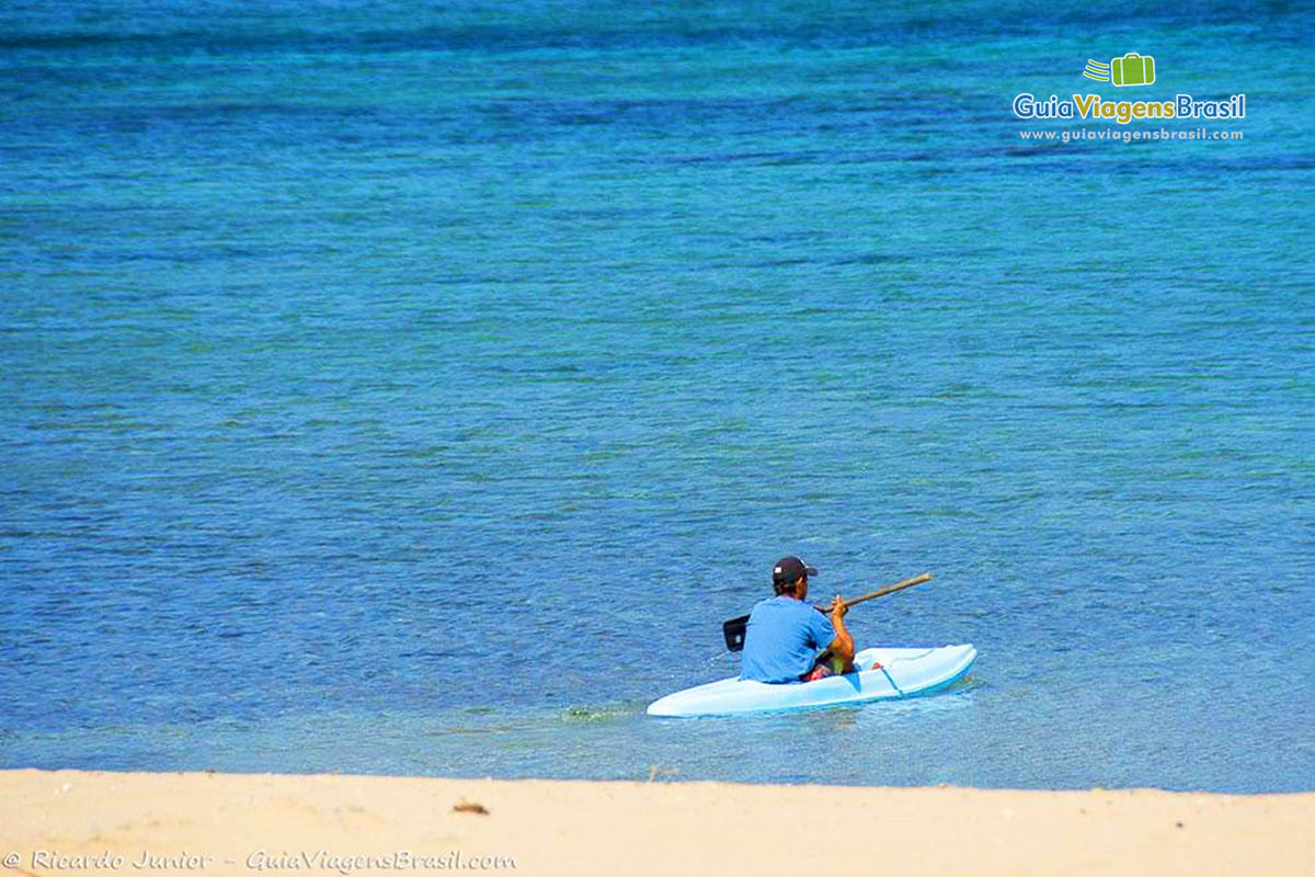 Imagem de turista saindo de caiaque em Porto de Santo Antônio, em Fernando de Noronha, Pernambuco, Brasil.