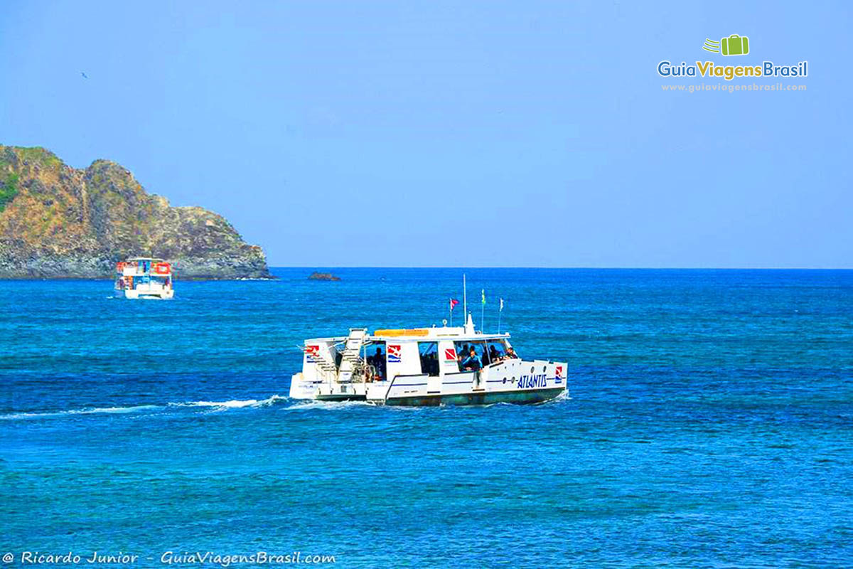 Imagem do barco de mergulho no Porto de Santo Antônio, em Fernando de Noronha, Pernambuco, Brasil.