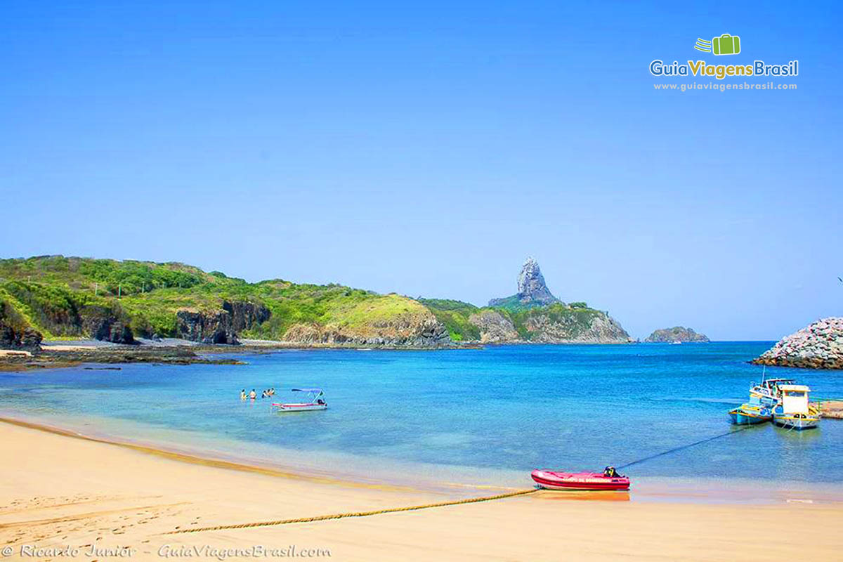 Imagem da praia do Porto de Santo Antônio, em Fernando de Noronha, Pernambuco, Brasil.